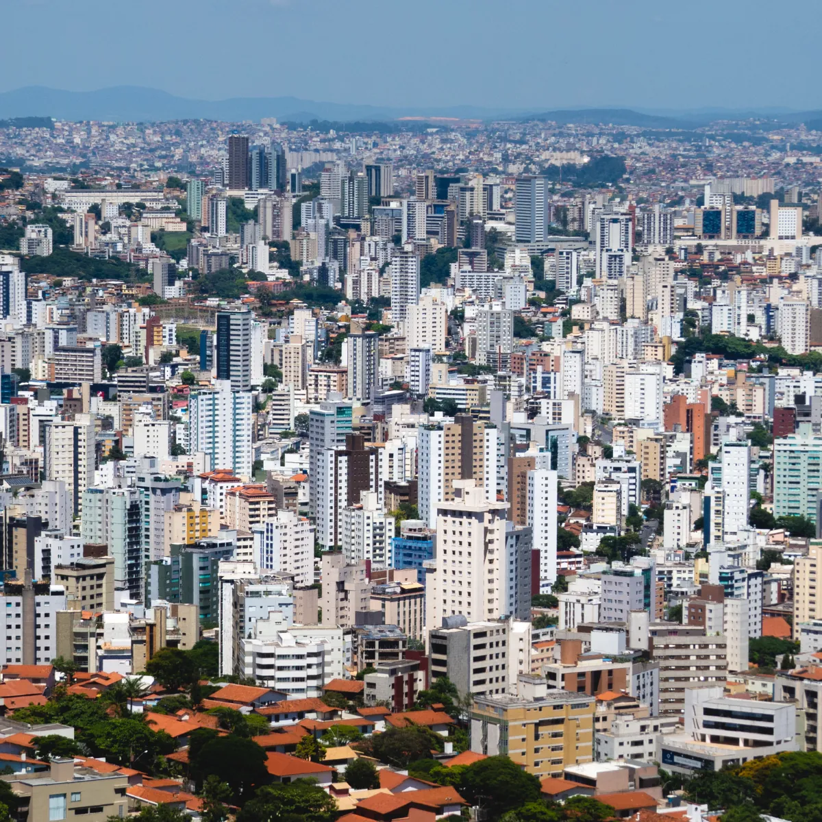 Vista aérea de bairro residencial denso com prédios e casas