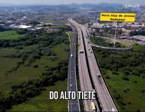 Rodovia cercada de vegetação com legenda referente ao Alto Tietê