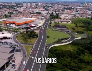Trecho urbano de rodovia visto de cima, com legenda sobre usuários da via
